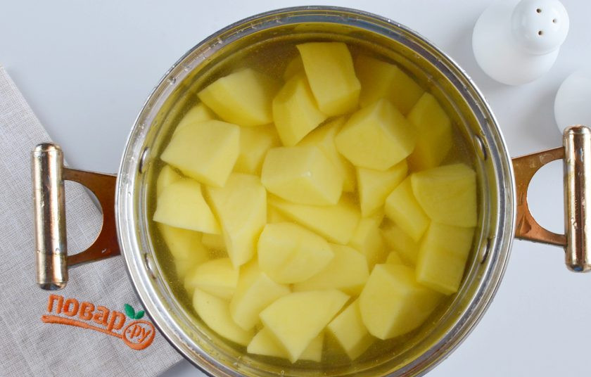 1. Этап. Фаршированные картофельные оладьи: Нарежьте картофель крупными кусочками, залейте холодной водой, добавьте немного соли и доведите до кипения. Варите до мягкости 25-30 минут.