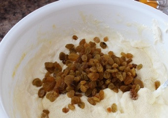 1. Этап. Запеканка творожно-манная: К получившейся массе добавляем изюм, всыпаем манку (6 ст. ложек), соду и снова перемешиваем все до однородной массы. Оставляем на 15-20 минут.