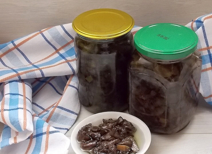 1. Этап. Жареные лесные грибы на зиму: Разложите в стерилизованные, сухие банки. Закатайте сухими, стерилизованными крышками и храните в темпом, прохладном месте.