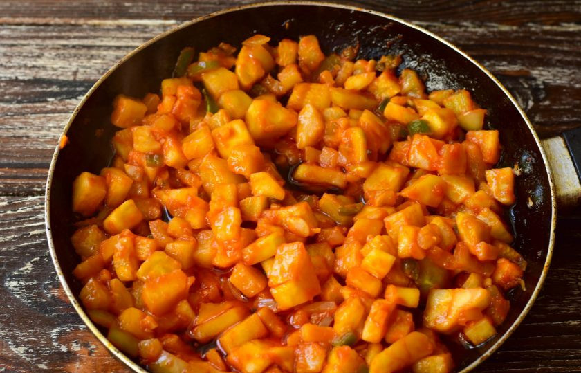 1. Этап. Лечо Оранжевое лето: Поставьте сковороду на огонь, влейте растительное масло. Тушите овощи в течение 10-15 минут.
