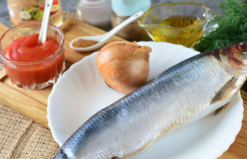 1. Этап. Селедка с кетчупом и луком: Подготовьте все ингредиенты.