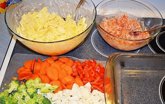 1. Этап. Красная рыба с овощами в духовке: 4. Морковь очистите и нарежьте тонкими кусочками. Вымойте, обсушите и измельчите брокколи и цветную капусту.