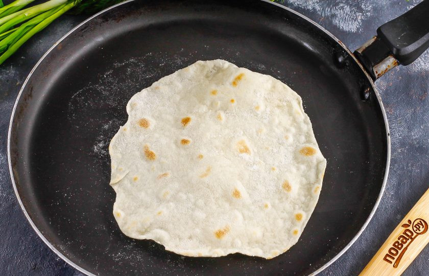 1. Этап. Пита с тунцом: Переверните ее на другую сторону и обжарьте 1-2 минуты до румяных подпалин. Пита сдуется — это нормально.