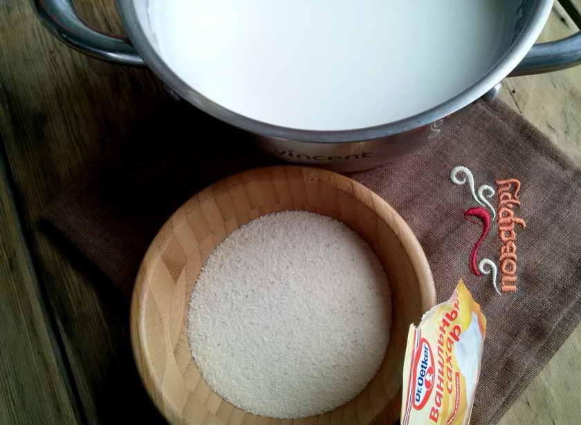 1. Этап. Манная каша на молоке: В кастрюлю с толстым дном наливаете молоко, добавляете сахар и соль по вкусу. И не забудьте ванилин! С ним обычная каша превратится во вкусный десерт.