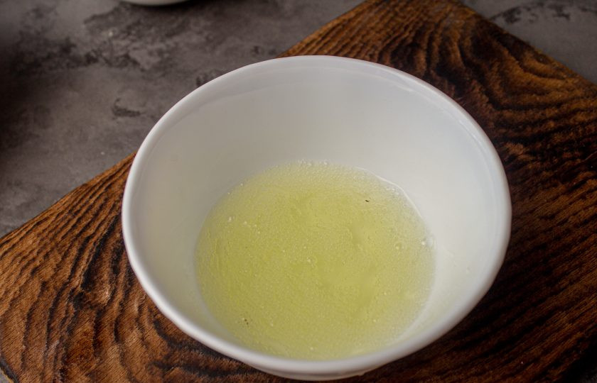 1. Этап. Наггетсы в духовке без масла: Яичные белки смешайте вилкой до легкой пены.