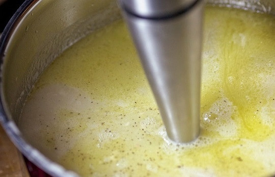 1. Этап. Суп-пюре с курицей: 14. С помощью погружного блендера пюрируйте супчик.