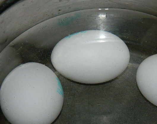 1. Этап. Салат с курицей и сыром: 2. Параллельно отварите три яйца вкрутую, после чего остудите их в холодной воде.