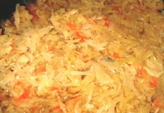 1. Этап. Щи боярские: Если капуста очень кислая, то ее необходимо промыть под холодной водой. Дальше капусту обжарим 5 минут на масле после мяса, добавим немного грибного бульона, и еще потушим минут 15-20 под закрытой крышкой.