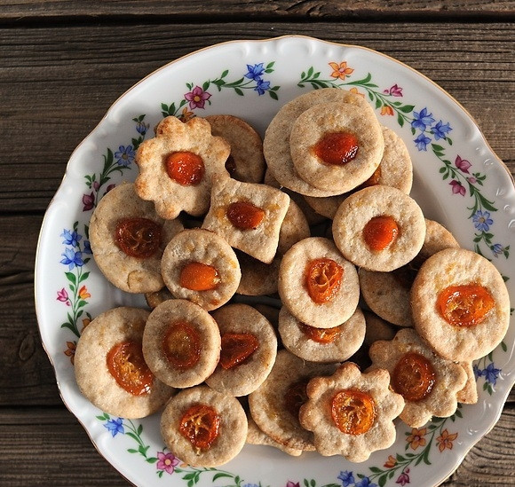 1. Этап. Печенье с кумкватом: 4. Отправляю противень в разогретый до 190 градусов духовой шкаф на 20 минут, после чего достаю из духовки и перекладываю на тарелку. Приятного аппетита!