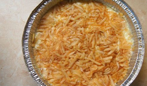 1. Этап. Шарлотка из сухарей с яблоками: Слой яблок уложить на творог.