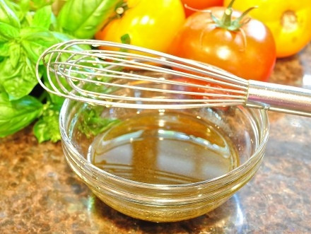 1. Этап. Закуска из помидоров и лука: Взбейте ингредиенты для соуса, а именно: оливковое масло, бальзамический уксус, соль, сахар, молотый перец. И отставьте в сторону.