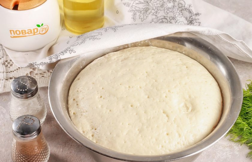 1. Этап. Пицца «Семейная»: Воду прогрейте до 30 градусов, чтобы она не обжигала ладонь. Влейте ее в глубокую емкость, вмешайте в воду соль и дрожжи, затем — половину пшеничной муки. Накройте емкость полотенцем или салфеткой и оставьте на 15-20 минут, чтобы выросла опара.