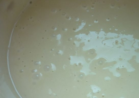 1. Этап. Простой пирог с маком: Затем добавьте яйца, постоянно мешая.