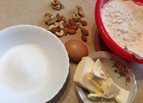1. Этап. Пирог ко Дню влюбленных: 6. А это ингредиенты для приготовления песочного теста для основы пирога. Подсушенные орехи необходимо перемолоть в муку.