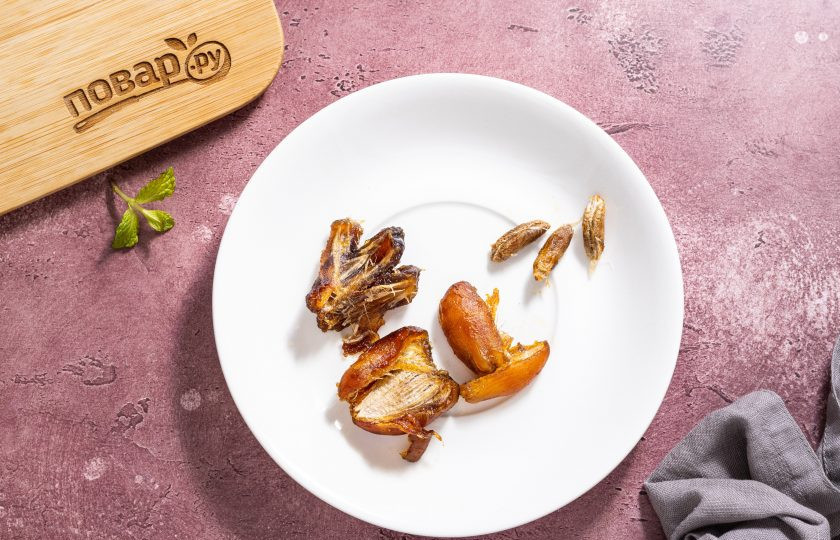 1. Этап. Льняная каша с протеином: Финики промойте в теплой воде. Удалите косточки и кожуру, если она легко отходит.