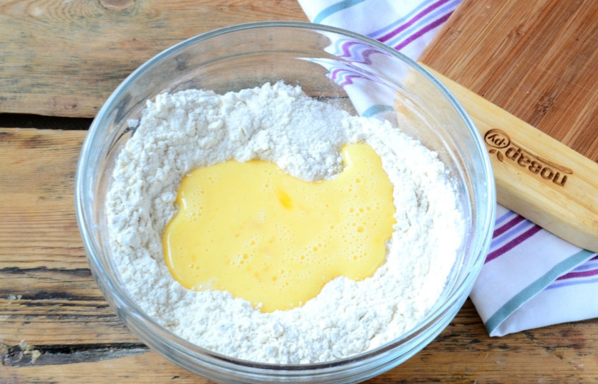 1. Этап. Бриошь классическая: Влейте яичную массу к сухим ингредиентам. Сливочное масло положите в плотный пакет и побейте скалкой, чтобы оно слегка размякло (это по классическому рецепту), но я просто натерла масло на терке.