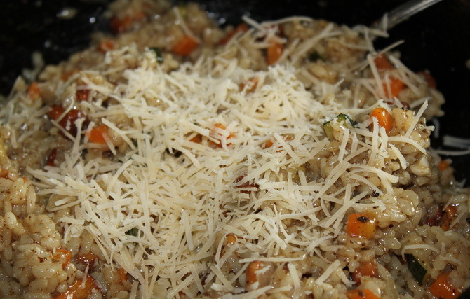 1. Этап. Ризотто с замороженными овощами: Посыпаем блюдо тертым пармезаном.