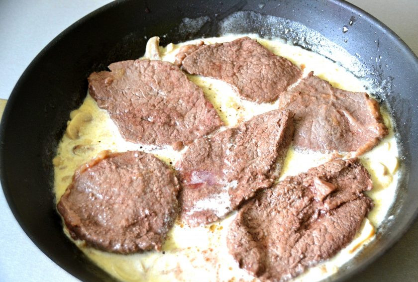 1. Этап. Скалопини: Выложите в сливочно-грибной соус мясо и обжаривайте по 5 минут с каждой стороны.