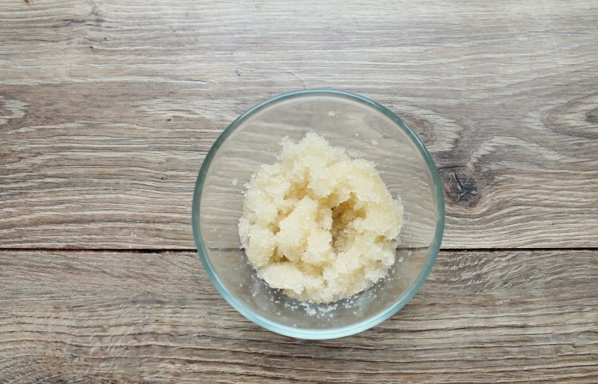 1. Этап. Блинный торт с йогуртовым кремом: Желатин замочите в холодной, кипяченой воде на 30-40 минут до набухания.