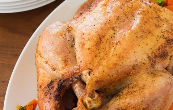 1. Этап. Запеченная курица с хрустящей корочкой: 9. Курочку подавайте к столу целиком, чтобы сохранить ее аппетитный вид.