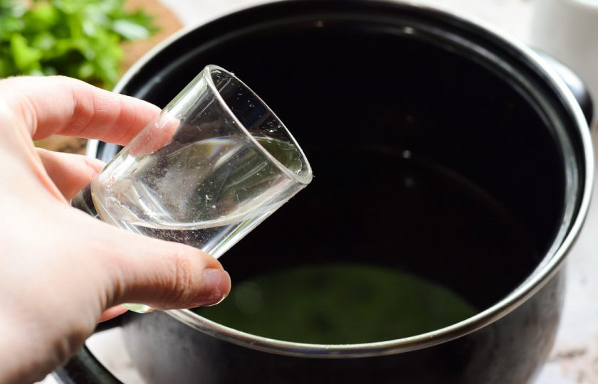 1. Этап. Пьяные помидоры: В кастрюле доведите до кипения воду, добавьте соль и сахар, проварите две минуты. Добавьте водку и уксус, снимите маринад с огня.