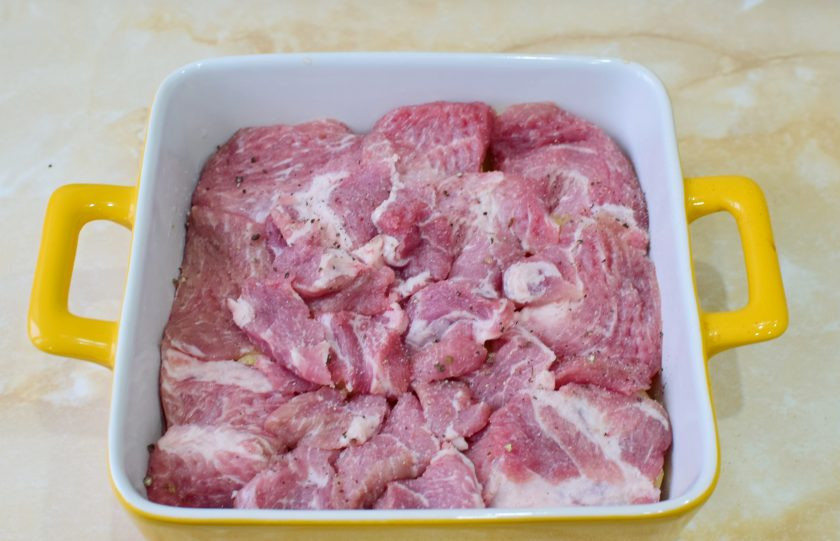 1. Этап. Мясо по-орловски из свинины: Затем выложите подготовленное мясо.