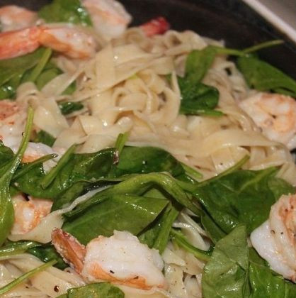 1. Этап. Паста с креветками Амор-Амор: Всё перекладываем в кастрюлю с феттучини. Добавляем тертую цедру, черный перец и поливаем лимонным сокм