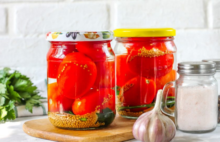 1. Этап. Помидоры с семенами горчицы на зиму: Залейте в банки горячий маринад и сразу же закрутите их горячими крышками по резьбе или с помощью ключа для консервации. Переверните, чтобы проверить герметичность и оставьте остывать при комнатной температуре. В кипятке зерна горчицы разбухнут и выделят свой пикантный аромат. После остывания перенесите заготовку в кладовую или подвал, погреб.