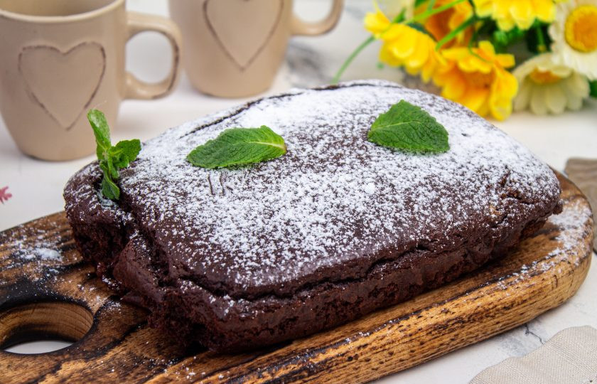 1. Этап. Кето-брауни: Брауни немного остудите, по желанию посыпьте пудрой из Эритрита.