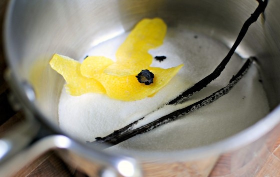 1. Этап. Ванильный лимонад: 1. Сначала приготовьте сироп. В кастрюлю выложите очищенный ванильный стручок, сахар, кожуру и влейте воду.