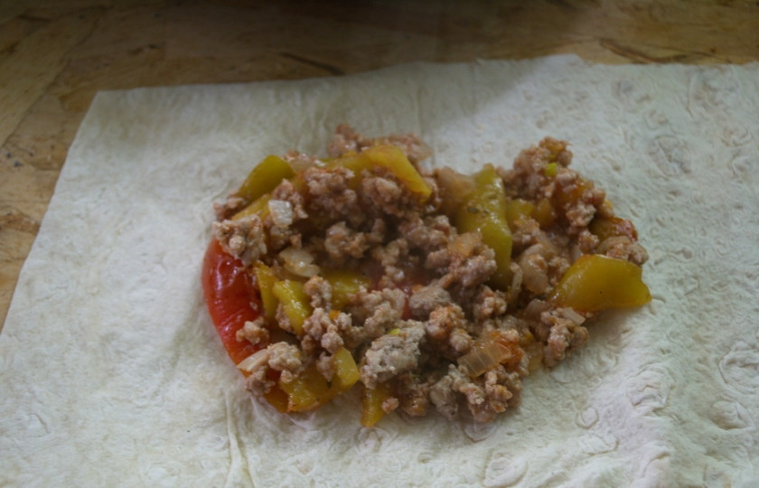 1. Этап. Ленивые пирожки с мясом: Лаваш нарезаем на крупные полоски. На часть полоски выкладываем начинку.