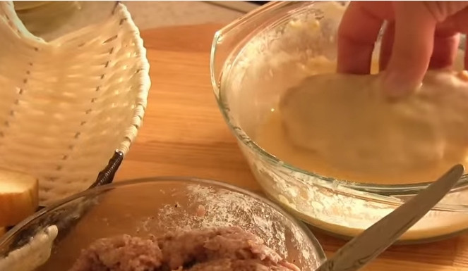 1. Этап. Ленивые беляши: 4. Намажьте фарш на кусочек батона, обильно обмакните в кляр.