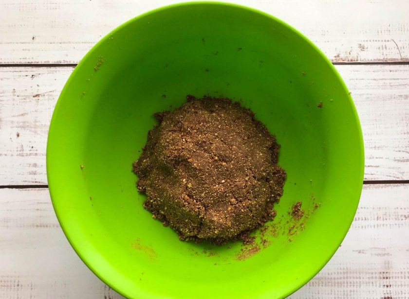 1. Этап. Домашние конфеты за 5 минут: Замесите тесто.