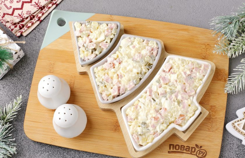 1. Этап. Салат Тигровая ёлочка: Выложите салат на плоское блюдо в форме ёлочки, я использовала специальную форму.