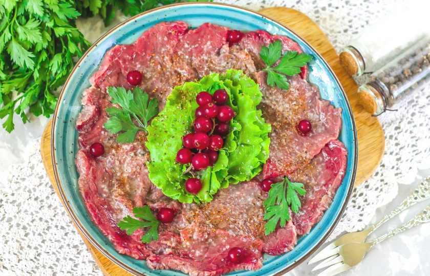 1. Этап. Карпаччо из говядины: Посолите и поперчите говядину по вкусу, украсьте ягодами красной смородины или зернами граната. Подайте к столу карпаччо из говядины охлажденным с бокалом белого вина. Украсьте зеленью укропа или петрушки.