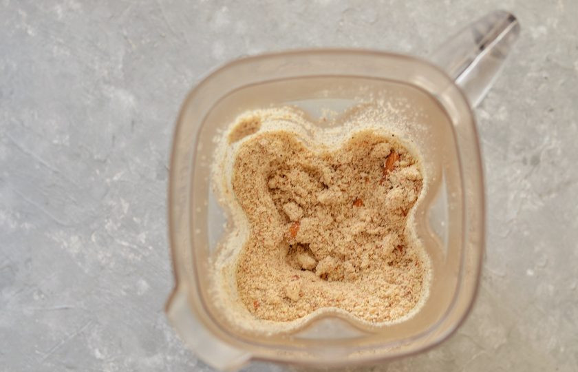 1. Этап. Миндальное масло: В начале орехи перемалываются в крошку. Соберите её со стенок блендера и продолжайте перемалывать.