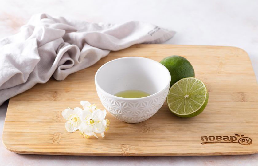 1. Этап. Алкогольный коктейль в блендере: Из лайма выжмите сок.