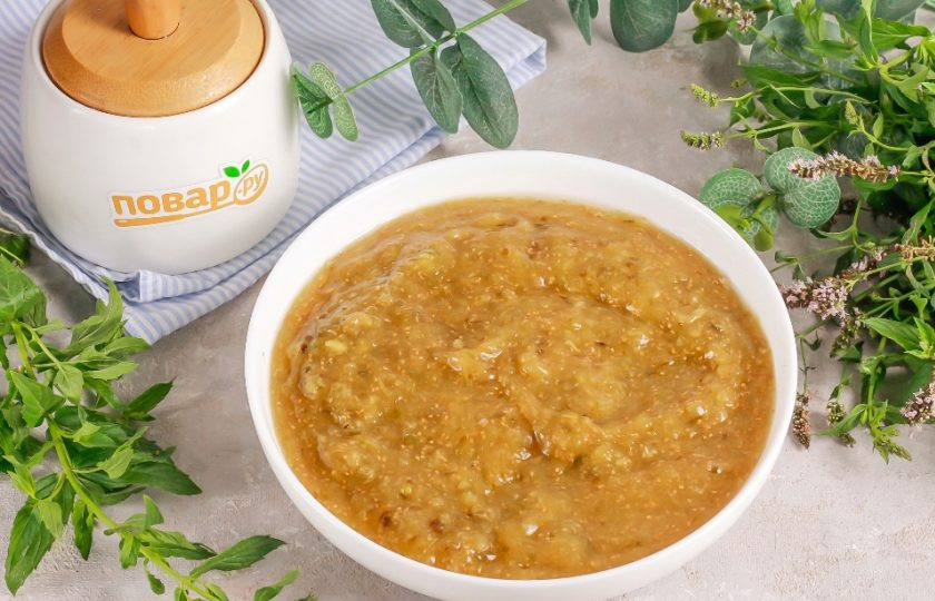 1. Этап. Инжир на зиму без варки: Измельчите все примерно 3-4 минуты на высокой скорости техники. Выложите полученную массу в миску или глубокую тарелку.