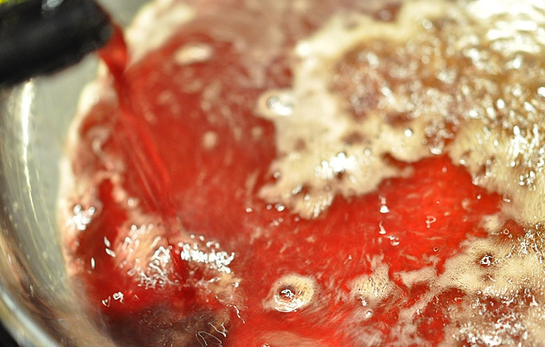 1. Этап. Каре из баранины: Когда сахар растворится - вливаем вино.