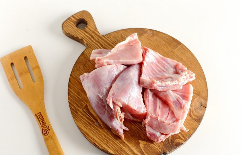 1. Этап. Кролик с картошкой в майонезе в духовке: Если у вас целая тушка, то предварительно ее промойте, нарежьте на порционные кусочки и обсушите.