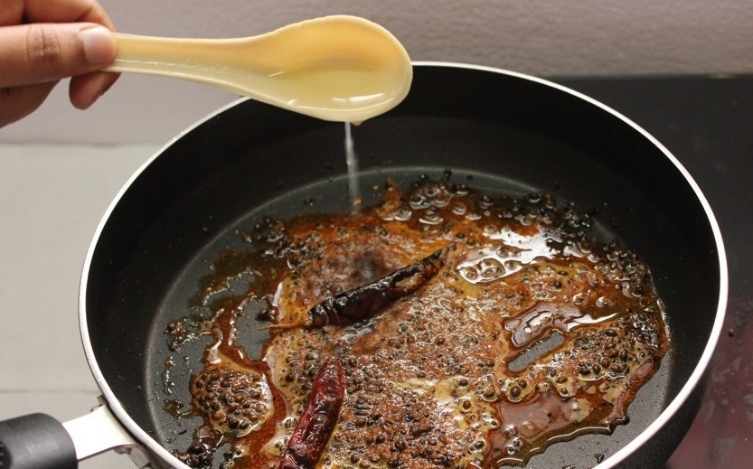 1. Этап. Чатни из манго: Теперь добавляем лимонный сок, перемешиваем.