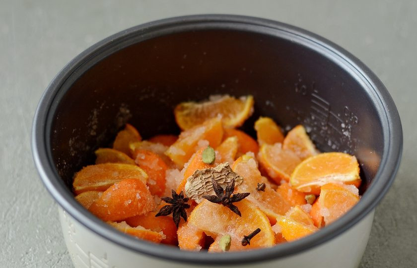 1. Этап. Варенье из мандаринов дольками в мультиварке: Все перемешайте, добавьте специи. Закройте мультиварку, поставьте на режим «Тушение» и готовьте 1 час.