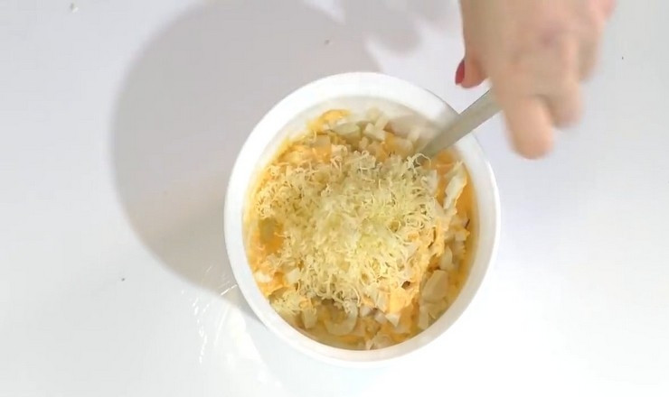 1. Этап. Роллы в духовке: Отдельно в небольшой миске смешайте нарезанного кальмара, икру мойвы, тертый сыр. Должна получиться густая масса. 8 ч. л. начинки отложите.