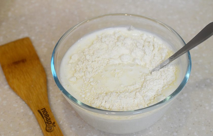 1. Этап. Оладьи с припеком: 3. Добавьте муку и перемешайте. Тесто должно быть как густая сметана.