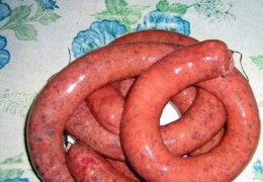 1. Этап. Печеночная колбаса в домашних условиях: Кишку завяжите с одного конца нитью, а другой конец натяните на горлышко обрезанной пластиковой бутылки. Фарш накладывайте в обрезанную бутылку и проталкивайте с помощью ложки. Также помогайте себе руками. После завяжите другой конец нитью, проткните колбасу иголкой в нескольких местах. Конечно, если у вас есть специальная насадка для мясорубки, это значительно упростит дело.