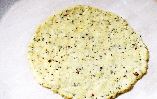 1. Этап. Пицца без теста: 7. Раскатайте на пергаменте в тоненький корж и отправьте в разогретую до 180 градусов духовку минут на 8-10.