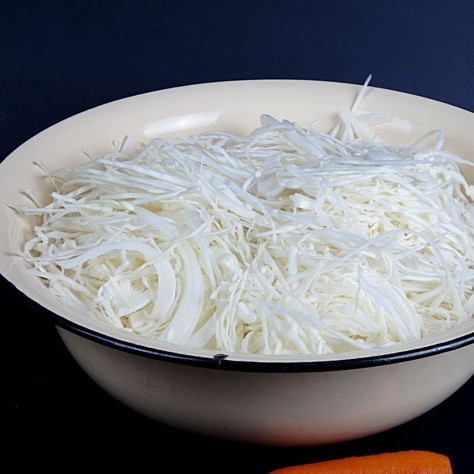 1. Этап. Квашеная капуста: Складываем всю капусту в большой таз или миску.