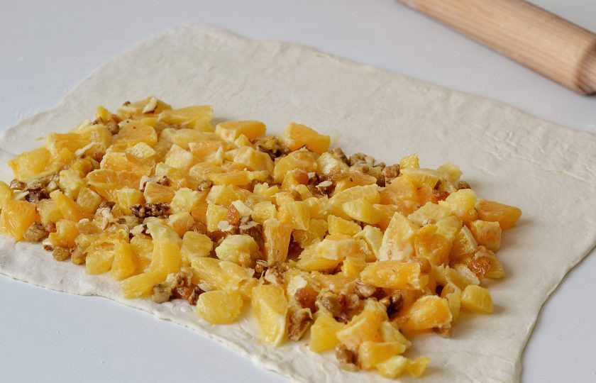 1. Этап. Штрудель с апельсинами: Выложите начинку с одного края.