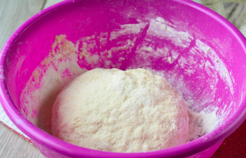 1. Этап. Татарские пирожки с картошкой: Замесите мягкое и эластичное тесто.