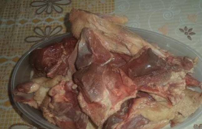 1. Этап. Шашлык из гуся: Тушку гуся обрабатываем и нарезаем порционными кусочками мясо.